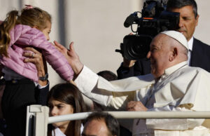 Папата Франциско упати нов апел за мир: Децата и семејствата се првите жртви на војната