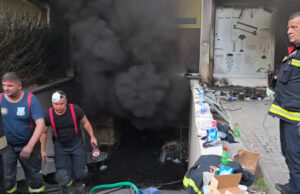 Пожарот во зградата во Чаир уште е активен