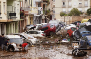 Бројот на жртвите од поплавите во Валенсија се зголеми на 63, порои вода измешани со кал се тркалаат по улиците со застрашувачки брзини