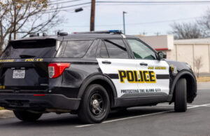 Бебе застрелано од мало дете кое во паркиран автомобил посегнало по наполнет пиштол во САД