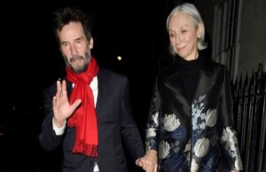 Кијану Ривс снимен со девојката на романтична прошетка, не ја криеле љубовта