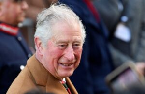 Кралот Чарлс за прв пат во животот седна на ручек, создадена историска фотографија