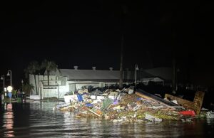 Купишта отпад плива низ улиците на Флорида, забележани се обилни врнежи