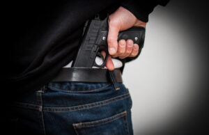 Тројца со пластичен пиштол му се заканувале на маж во двор на семејна куќа