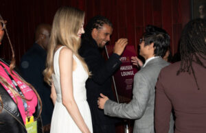 Анџелина Џоли објави фотографија од раперот Акала со кого ја поврзуваат повеќе од една година