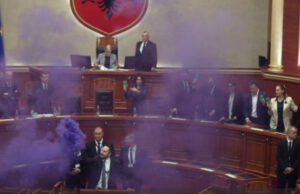 Запалени фигури на политичари: албанските пратеници од опозицијата протестираа во Собранието