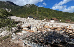 (Видео) Момче бара пријател меѓу урнатините во БиХ: „Тука му беше куќата, сега не знам каде е“