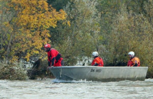 Брод со четири лица се преврте на реката Уна во БиХ, две лица испливаа