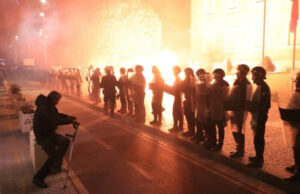 (Видео) Протест во Албанија, луѓето фрлаа молотови коктели, полицијата солзавец