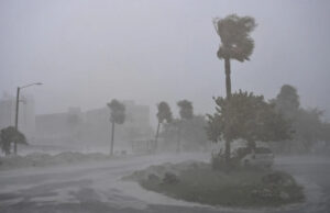 „Напишете го вашето име со маркер на раката“: Јавниот обвинител на Флорида до оние кои одбиваат да се евакуираат