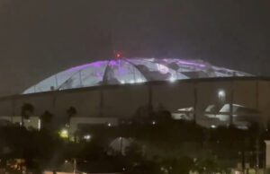 (Видео) Ветер го уништи покривот на стадион во Тампа