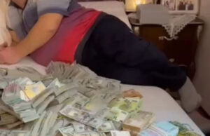 (Видео) Државен функционер од партијата на Зеленски снимен како лежи над куп пари: уапсен со мајка му