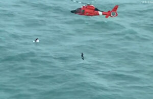 (Видео) Човек кој пловел во Мексиканскиот залив држејќи се за ладилник е спасен