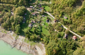 (Видео) Село кај Јабланица во БиХ се уште е отсечено: „Единствениот начин е со чамец или пеш низ шумата“