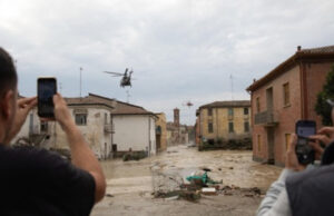 Северот на Италија го зафати невреме, железничкиот сообраќај запрен, училиштата затворени