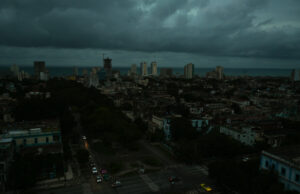 (Фото+видео) Цела Куба остана без струја, десет милиони луѓе во мрак