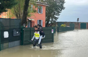 (Видео) Катастрофа во Италија: патиштата претворени во реки, на сите жители им е наредено да не излегуваат од своите домови