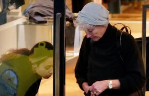 Продавачката мислела дека познатата актерка е крадец: jа пребарала нејзината торба на излегување