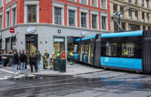 Трамвај се заби во продавница во Норвешка: има повредени