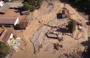 (Видео) Нереални снимки од Босна и Херцеговина, местото се претвори во река, отсечено е од светот