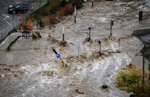 (Видео) Силни поплави го погодија југозападниот дел на Франција: „Ситуацијата е исклучително критична“