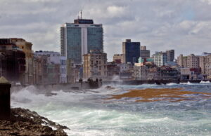 Најмалку шест лица загинаа во ураганот Оскар на Куба, во Хавана протести поради струјата