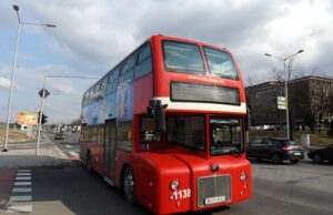 Жена падна од автобус на ЈСП