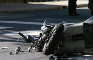 Две деца од Кочани и Куманово тешко се повредиле кога, возејќи мопеди, се судриле со автомобили