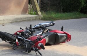 Дете е тешко повредено откако возејќи мопед во него удрил возач со голф