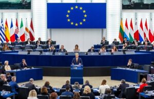 (Видео) Орбан пречекан во парламентот на ЕУ со Бела Чао; Мецола: Не сте на Евровизија