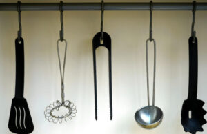 Црната пластика во кујната може да биде опасна за здравјето, предупредуваат научниците