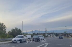 Искршени автомобили од сообраќајка од синоќа, и утрово го блокираат надвозникот на обиколницата кај Радишани