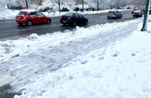 Сараево осамна под снег: Зимската идила направи колапс, сообраќајот забавен, тротоарите затрупани, гранки насекаде