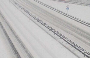 Падна снег, дува силен ветер: делови од Хрватска без струја, автопатот затрупан