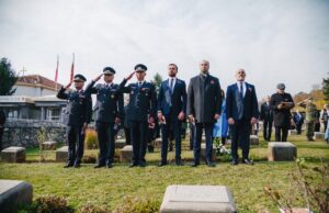 Министерот Мисајловски положи свежо цвеќе на британските воени гробишта