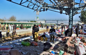 Најмалку 24 загинати во самоубиствен бомбашки напад на железничка станица во Пакистан