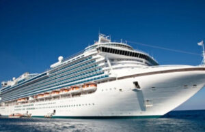 Паника на брод за крстарење во Шпанија: силен ветер ги собори патниците на земја