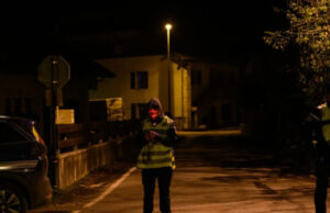 Таткото ги пронашол трите деца избодени до смрт, мајката во бегство во Франција