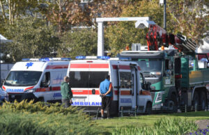 Момчето и девојката повредени при паѓање на настрешница се во многу тешка состојба, медицинскиот тим секојдневно одлучува за понатамошно лекување