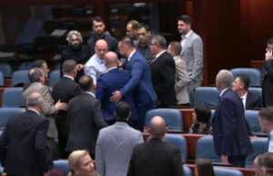 СДС со примитивни методи во Собранието го активира насилникот и пудлицата на Венко, Апасиев, велат од ВМРО-ДПМНЕ