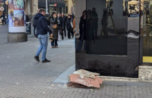 (Видео) Падна дел од фасадата на зграда на главниот плоштад во Загреб