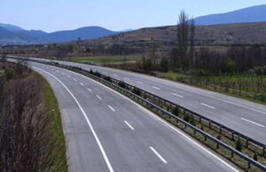 Поради сообраќајна незгода, во прекин сообраќајот на патот Велес-Градско