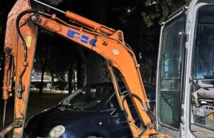 Деца искршиле багер во Капиштец, градоначалникот Герасимовски бара полиција на терен