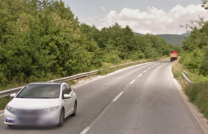 Автомобил излета од патот кај Битола, возачот тешко повреден