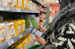 Укинување на ДДВ за храната вистински ќе ги намали цените, кошничките на Владата немаат ефект, велат од СДСМ