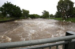 Циклон ги погоди САД, жена загина, над половина милион жители останаа без струја