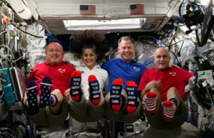 Астронаутите на НАСА гласаа од вселената, носејќи чорапи во американски бои