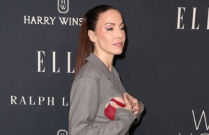 Актерка на црвениот тепих прошета во сако со дупки на градите