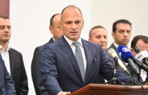 Филипче: Премиерот откога е на функција, како да живее во некој паралелен универзум