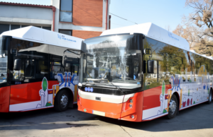 Шесте автобуси на гас стигнаа со правописни грешки на налепниците за ориентација, нарачани се нови налепници